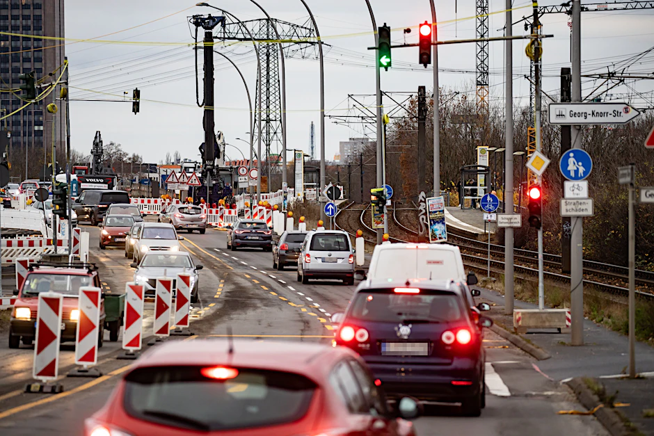 Der Verkehr am Marzahner Knoten staut sich durch die Baumaßnahmen immer wieder.