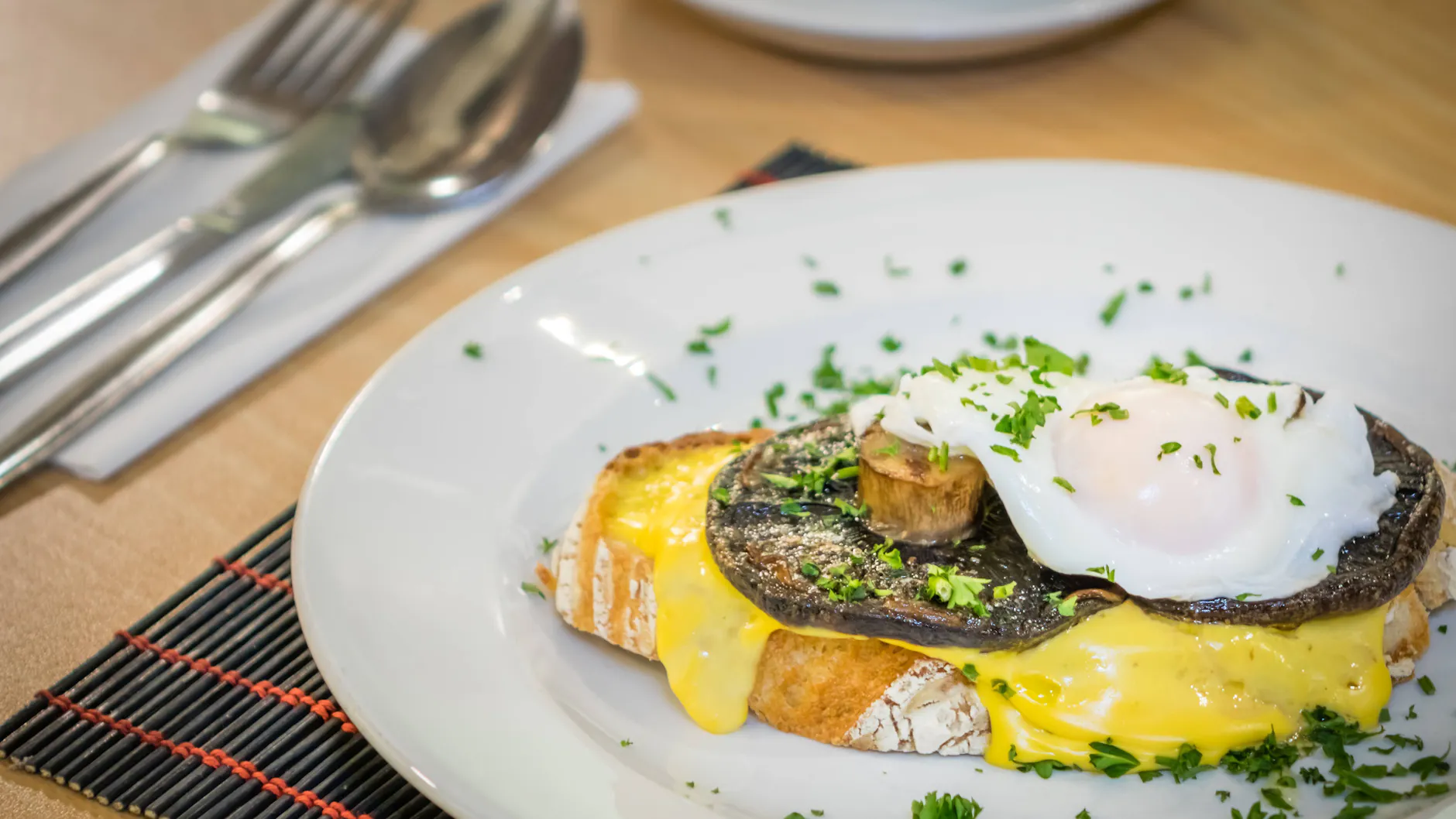 Die amerikanische Version des Armen Ritters heißt French Toast: Das wird dann mit Pilzen, Früchten oder einem Spiegelei verfeinert.