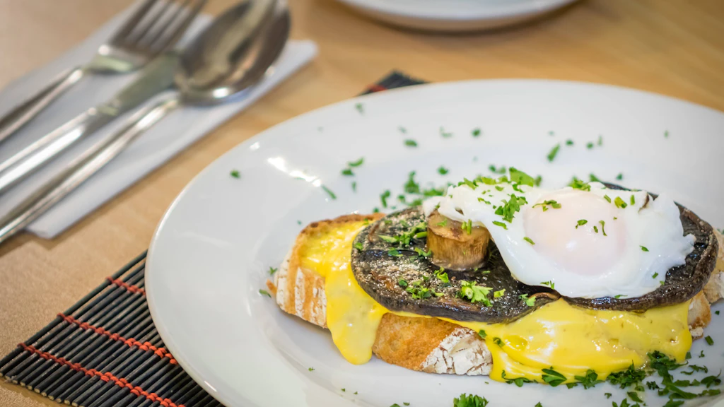 Die amerikanische Version des Armen Ritters heißt French Toast: Das wird dann mit Pilzen, Früchten oder einem Spiegelei verfeinert.