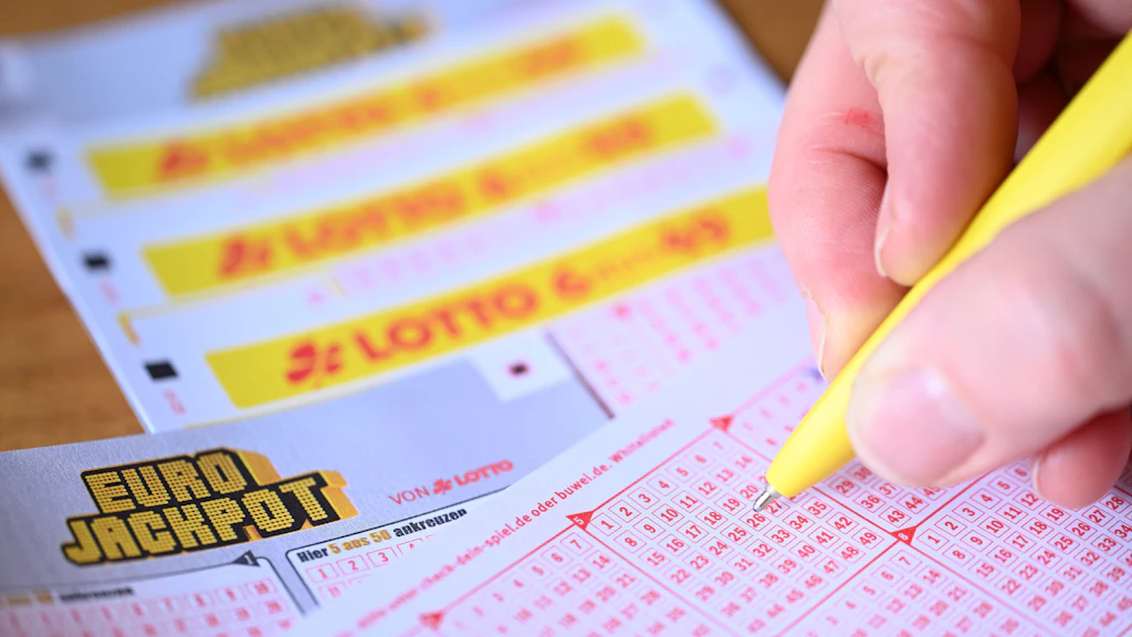 Viele Menschen in Europa machen beim Eurojackpot mit - doch die richtigen Zahlen für den Millionen-Gewinn werden nur selten erwischt.