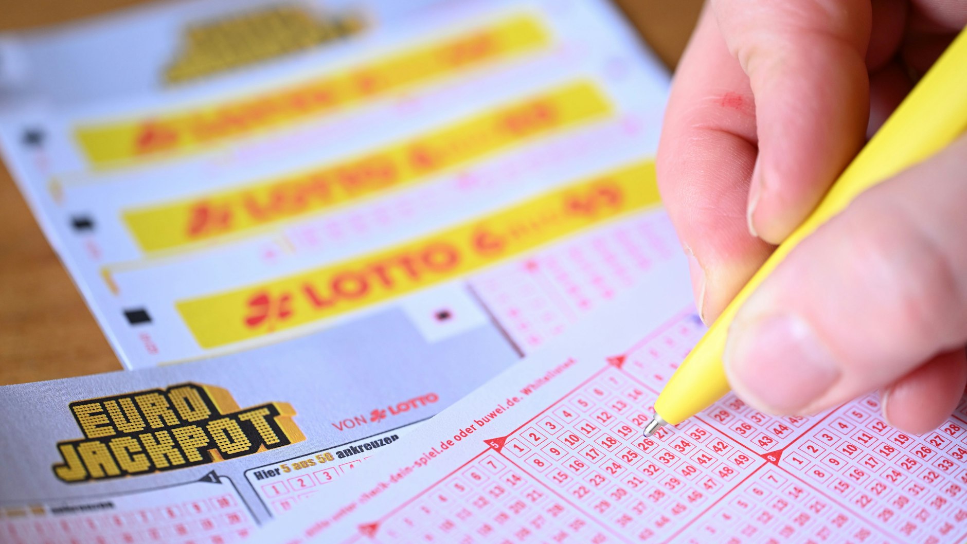 Viele Menschen in Europa machen beim Eurojackpot mit - doch die richtigen Zahlen für den Millionen-Gewinn werden nur selten erwischt.