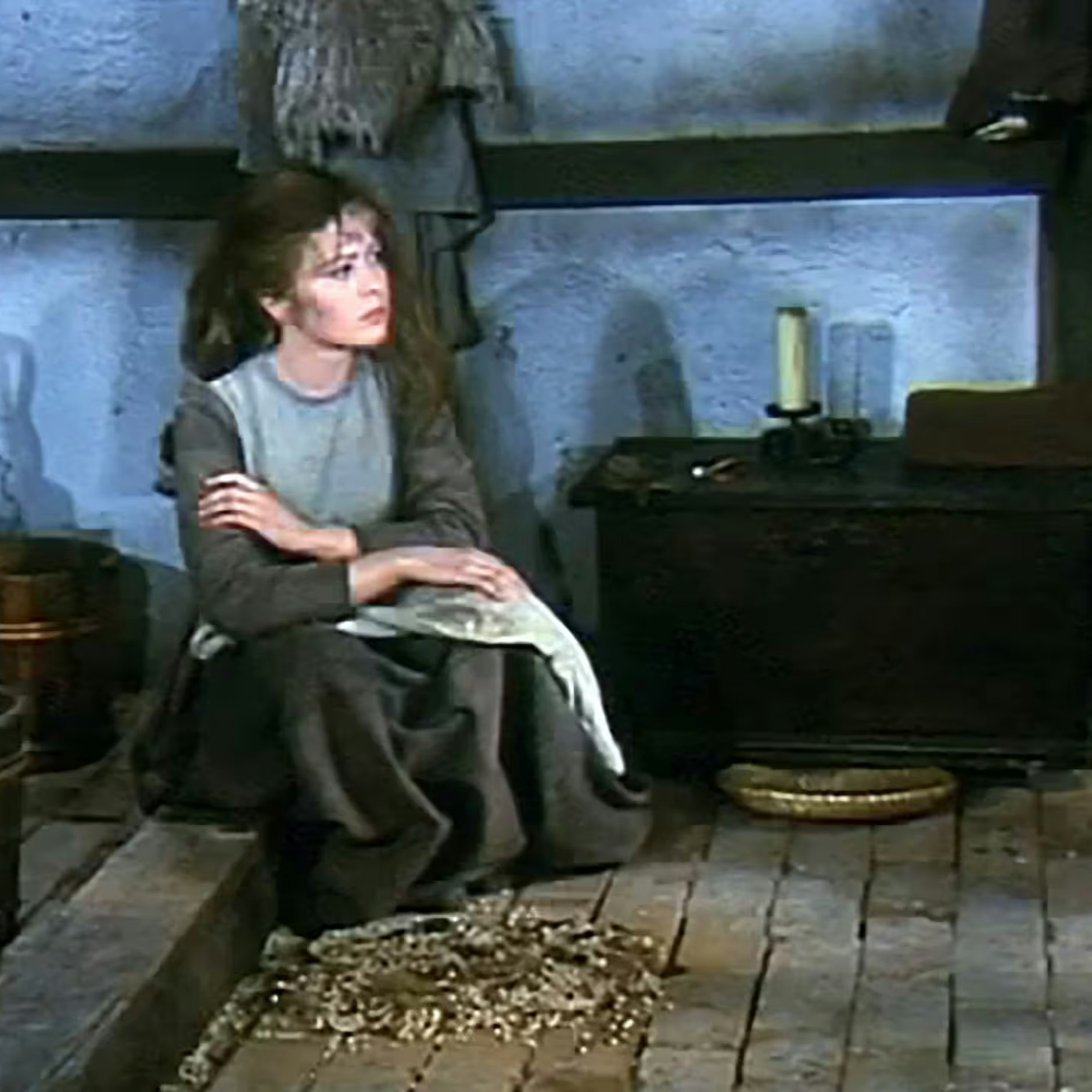 Aschenbröde stellt die Schale zunächst unter den angrenzenden Schrank.