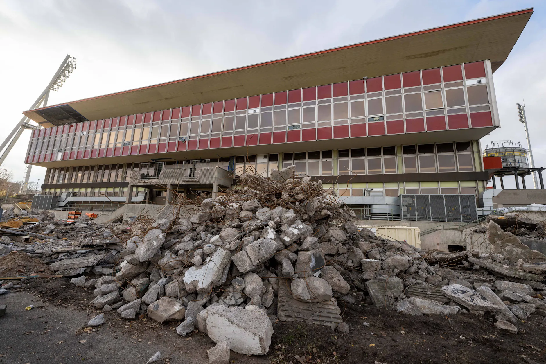 Die Abrissarbeiten des großen Stadions im Berliner Friedrich-Ludwig-Jahn-Sportpark hatten schon begonnen und sollten wieder gestoppt werden.