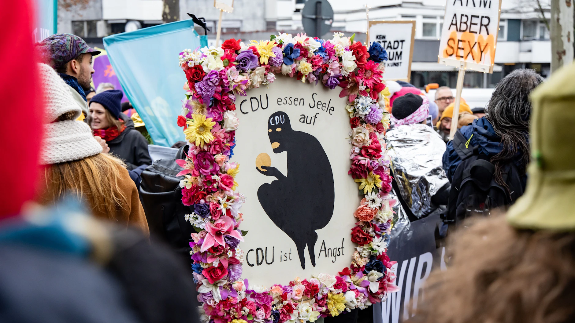 Auch am Sonntag gab es vor der Berliner Schaubühne wieder Proteste gegen die Kürzungen im Kulturbereich.
