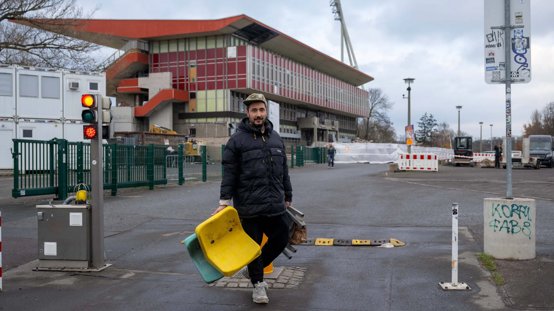 Interessierte konnten sich im Innenraum des Stadions Sitze als Erinnerungsstücke abschrauben und mitnehmen.