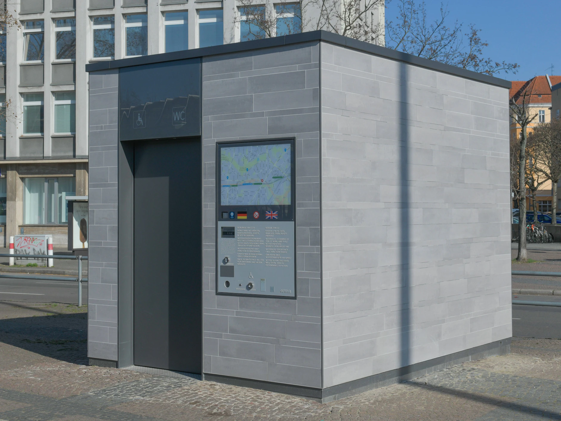 Ein Wall-Toilette am Innsbrucker Platz in Berlin-Schöneberg: 107 dieser Anlagen sollen bald kostenlos genutzt werden können. 