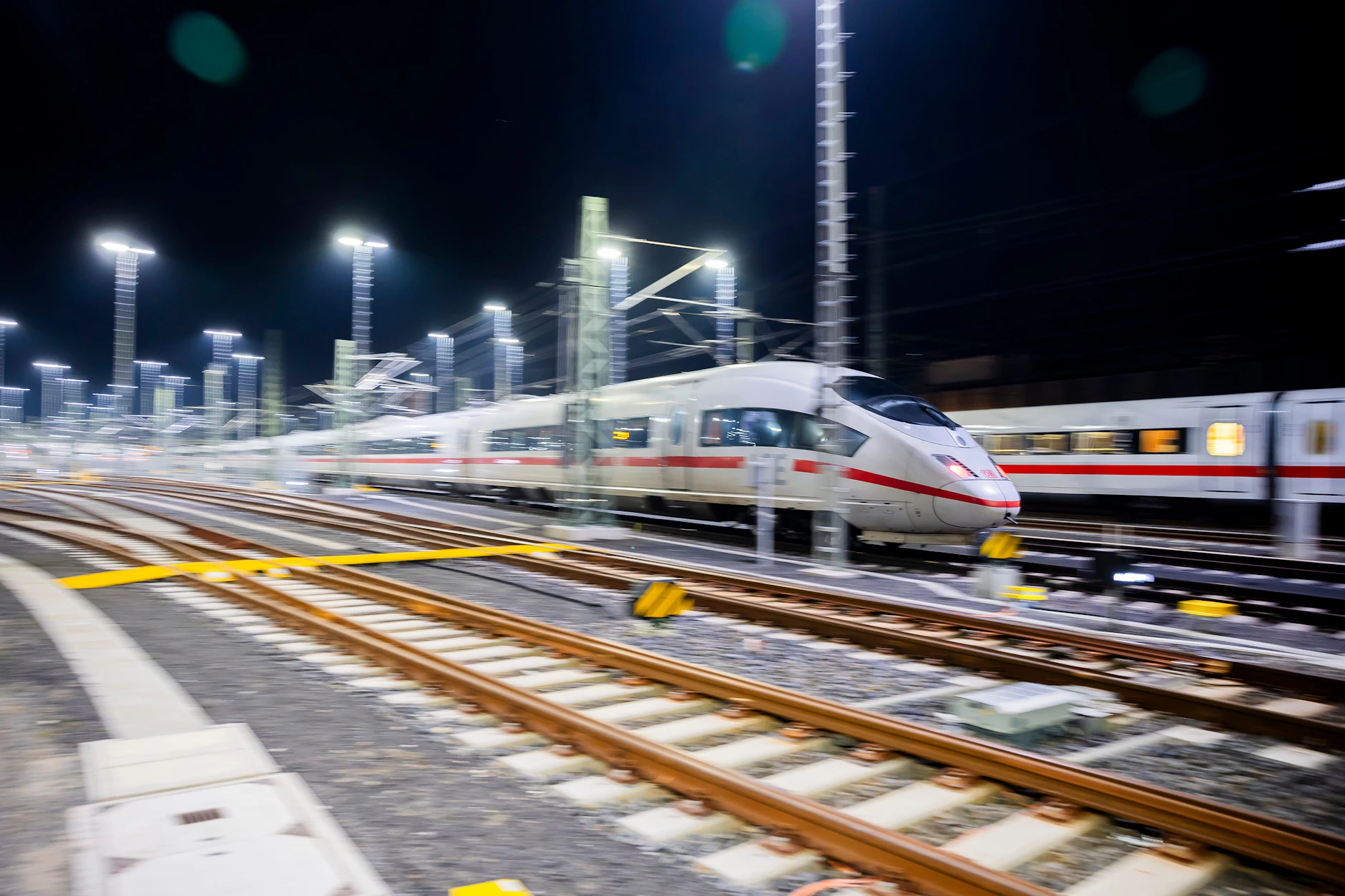 Ein ICE fährt nachts in das ICE-Werk Betriebsbahnhof Rummelsburg. 