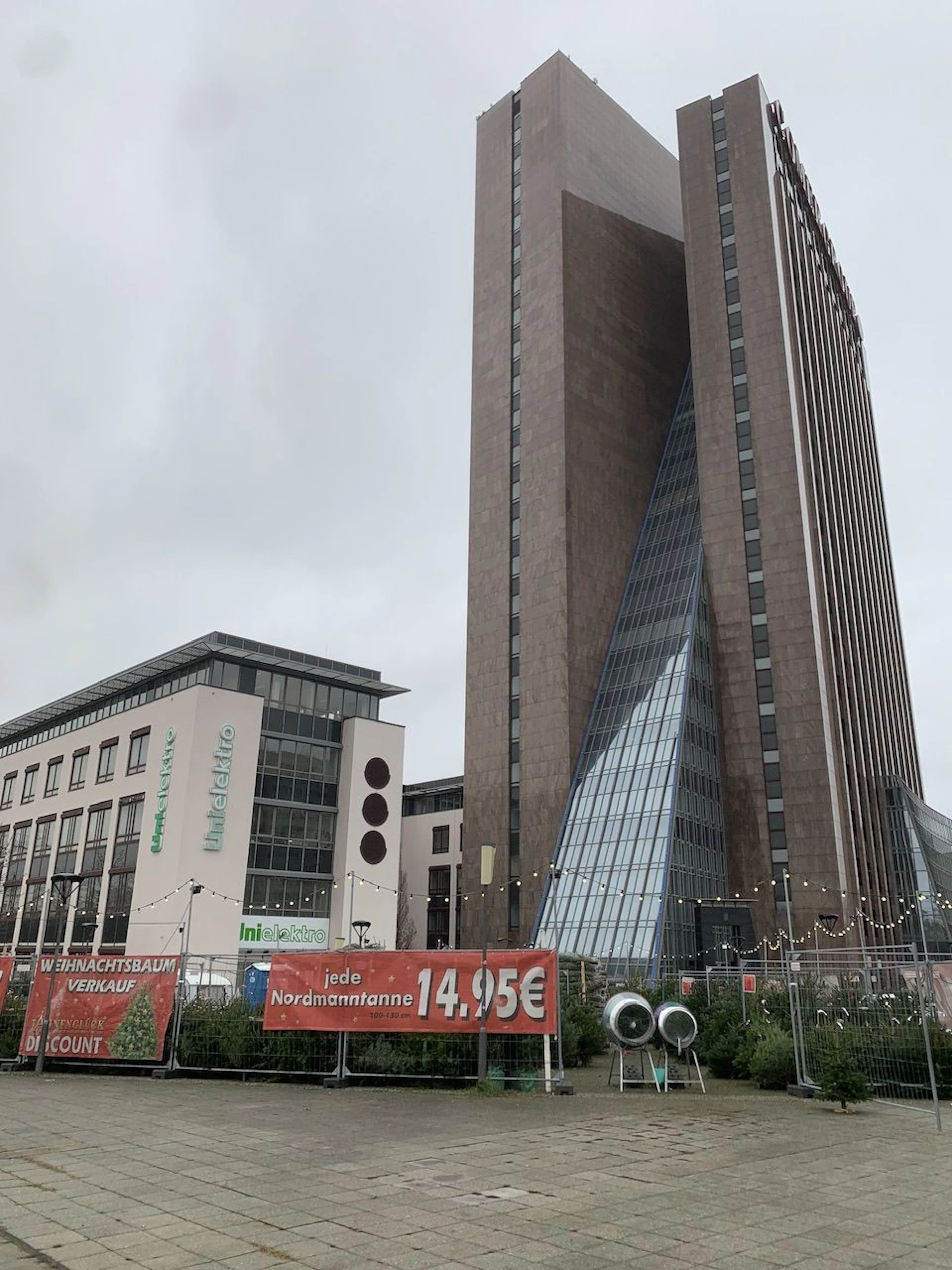 Für Schnäppchenjäger: An der Marzahner Pyramide gibt es Weihnachtsbäume ab 14,95 Euro. 