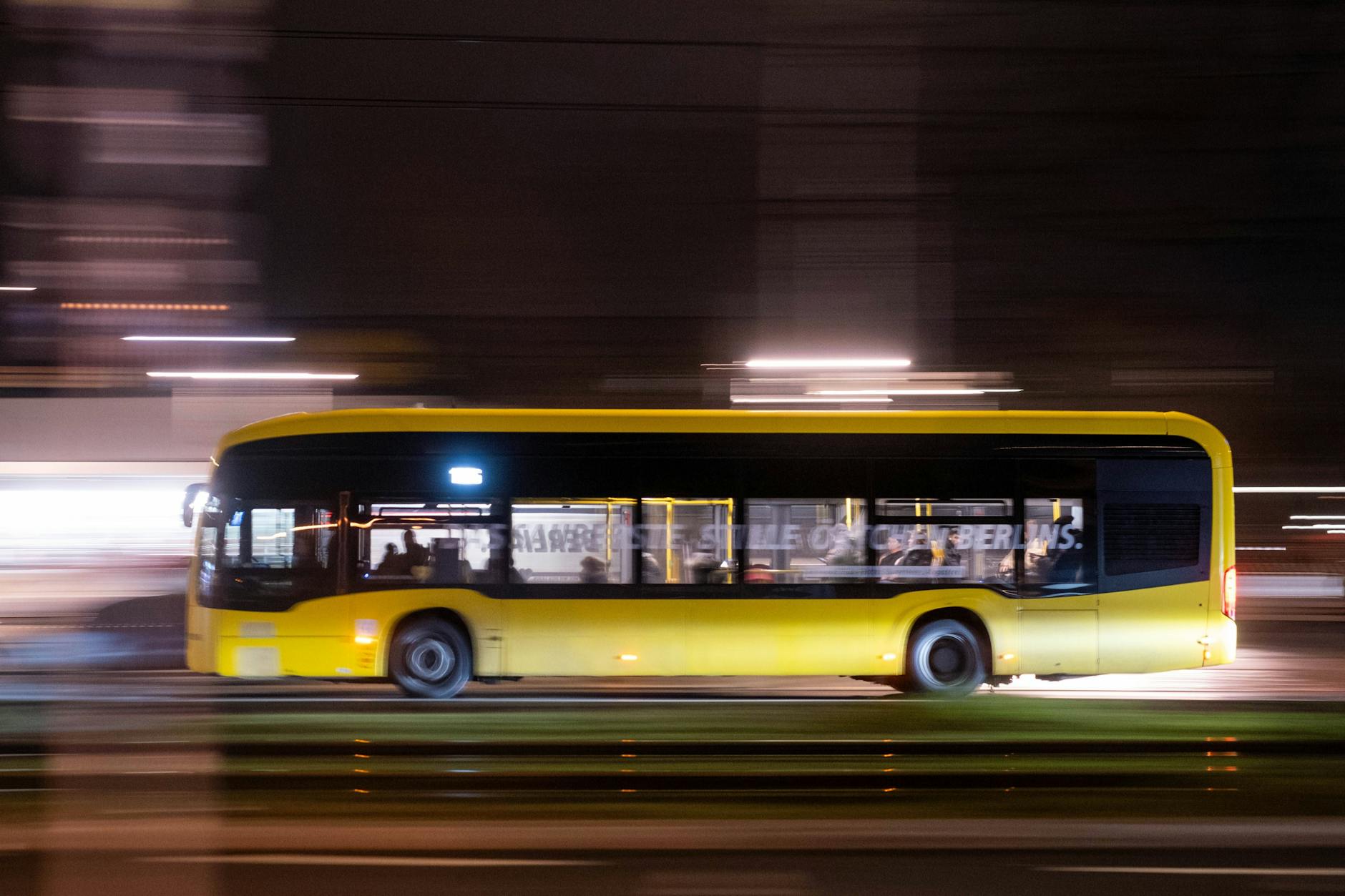 Der BVG-Bus der Linie 165 ist überpünktlich.