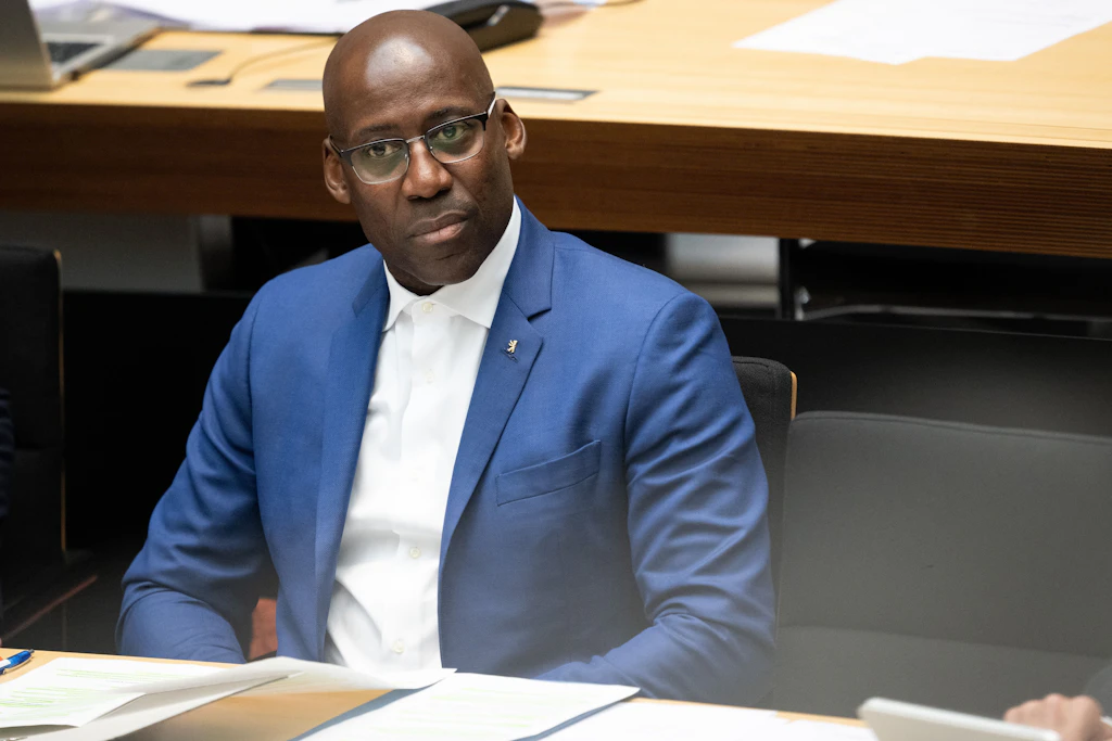 Joe Chialo sagt vor dem U-Ausschuss nicht aus: Fördermittel-Affäre im Fokus