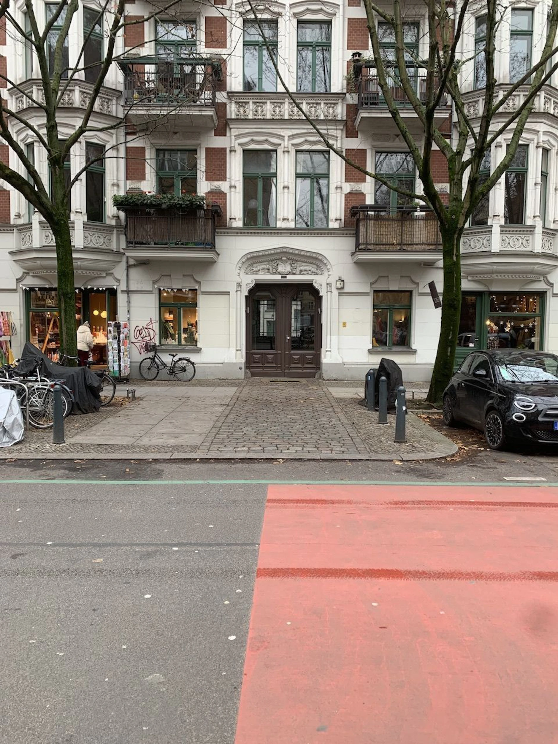 Genau gegenüber Hausnummer 9 sollen in der Stargarder Straße Poller in den Asphalt gerammt werden.