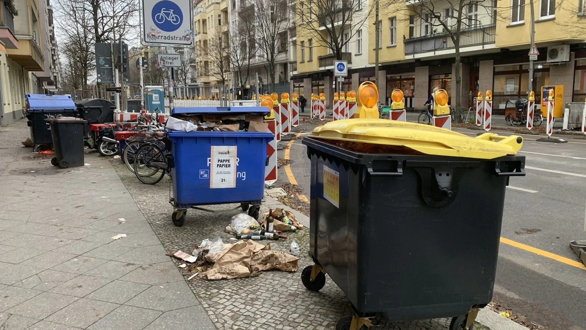 Das eine Ende der Stargarder Straße (zur Prenzlauer Allee) ist seit über einem Jahr Dauerbaustelle. Die Mülltonnen stehen auf der Straße, weil die Müllwagen nach mehr an die Häuser kommen.