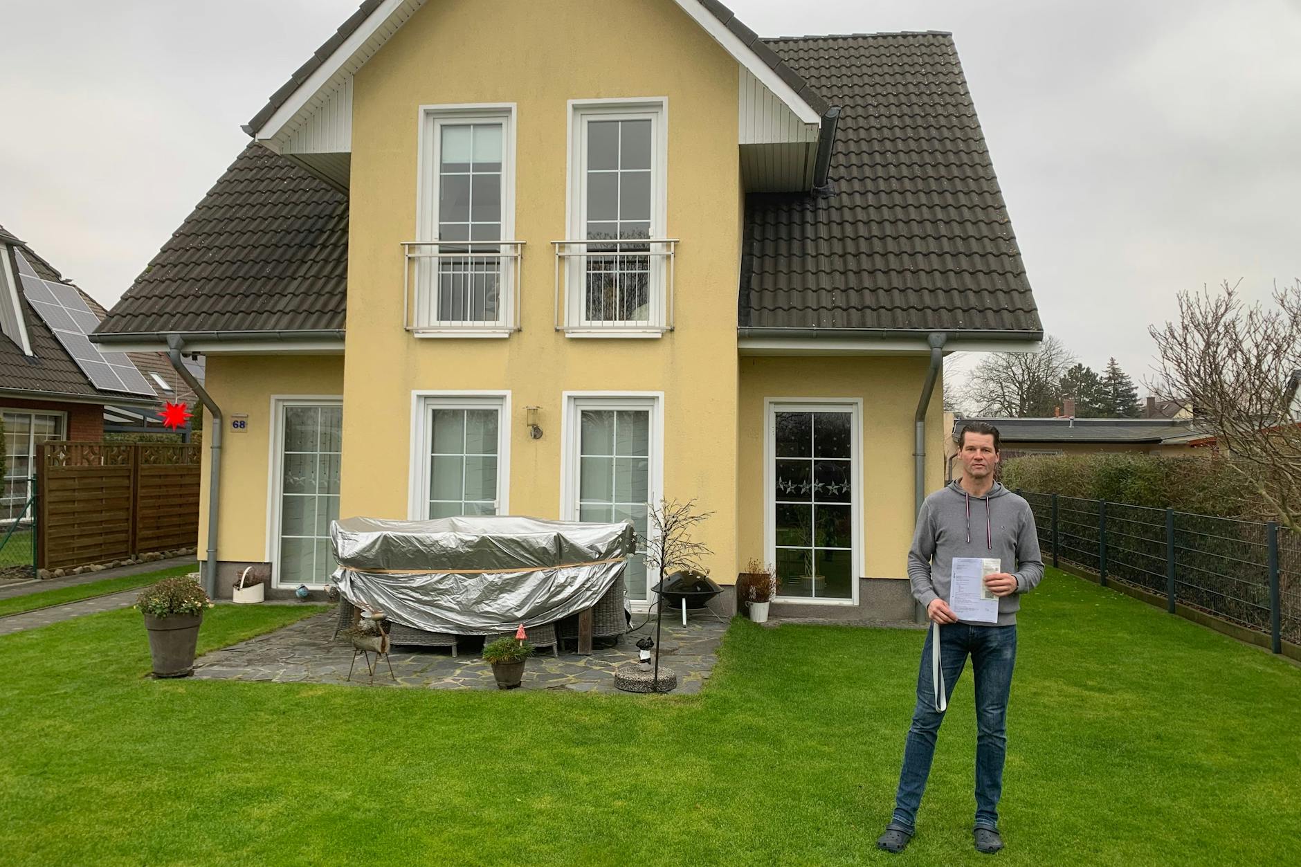 Stefan Koch (51) mit dem Grundsteuerbescheid vor seinem Haus in Mahlsdorf. 115 Quadratmeter groß, ein gepflegter Garten auf einem 493 Quadratmeter großen Grundstück. Bisher musste er im Jahr 260 Euro zahlen, jetzt muss er 816 Euro pro Jahr ans Finanzamt überweisen.
