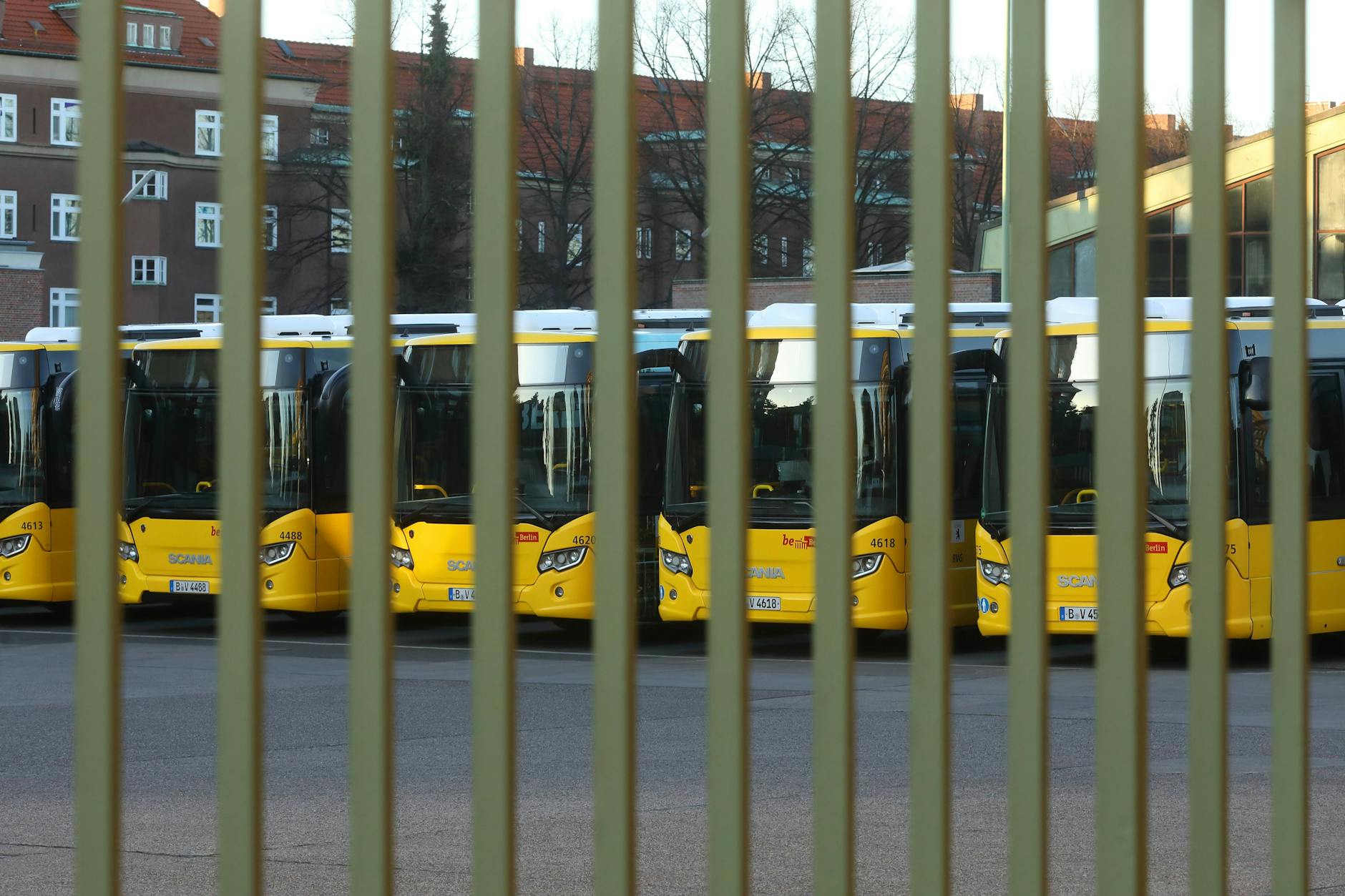 Während eines Streiks stehen Busse der BVG auf dem Betriebshof Cicerostraße in Wilmersdorf. Im vergangenen Jahr legten fünf BVG-Warnstreiks die Stadt lahm.