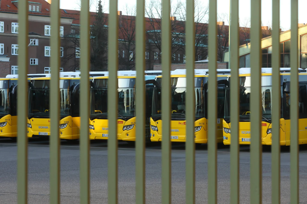 Während eines Streiks stehen Busse der BVG auf dem Betriebshof Cicerostraße in Wilmersdorf. Im vergangenen Jahr legten fünf BVG-Warnstreiks die Stadt lahm.