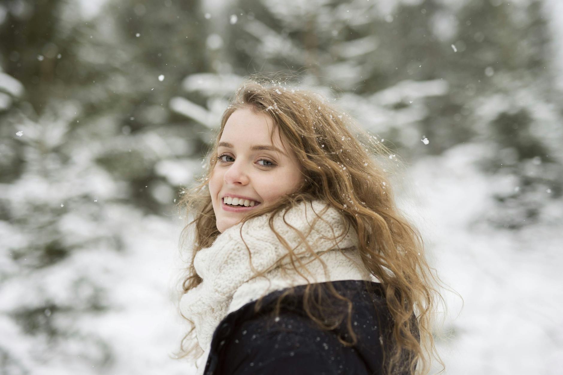 Mit einem Lächeln im Gesicht und frischem Wind im Rücken startet sie in einen Tag voller Überraschungen.