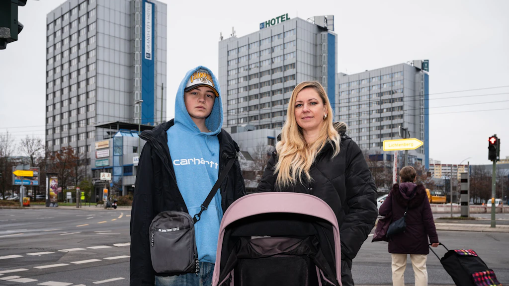 Die aus der Ukraine geflüchtete Juliya Kulpanova mit ihren Kindern Fjodor (14) und dem Baby Zlata (1) vor dem City Hotel Berlin East in Berlin-Lichtenberg.