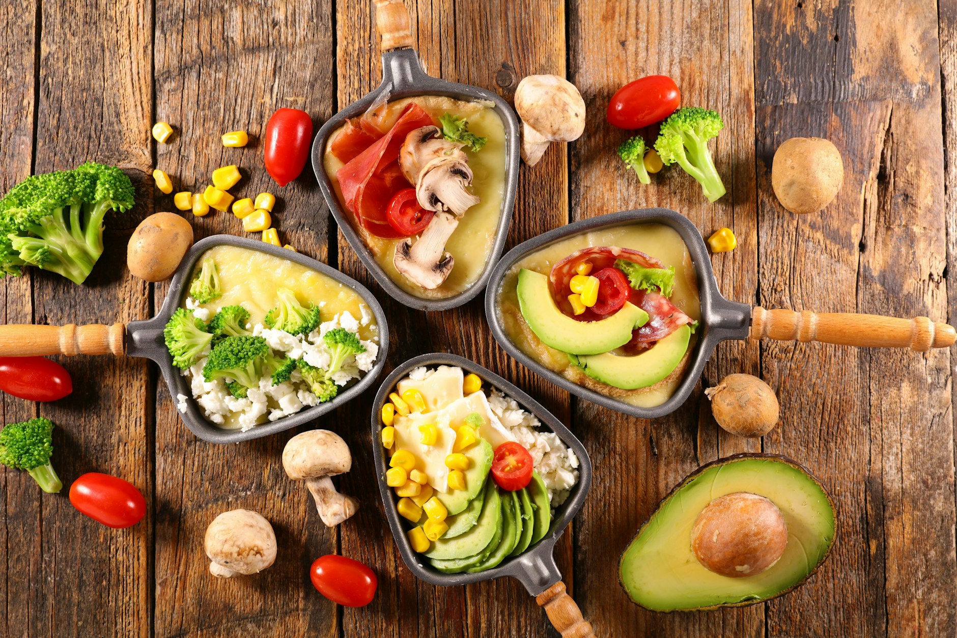 Von klassischem Käse bis zu ausgefallenen Kombinationen mit Gemüse oder Süßem: Raclette-Pfännchen lassen viel Raum für Kreativität.