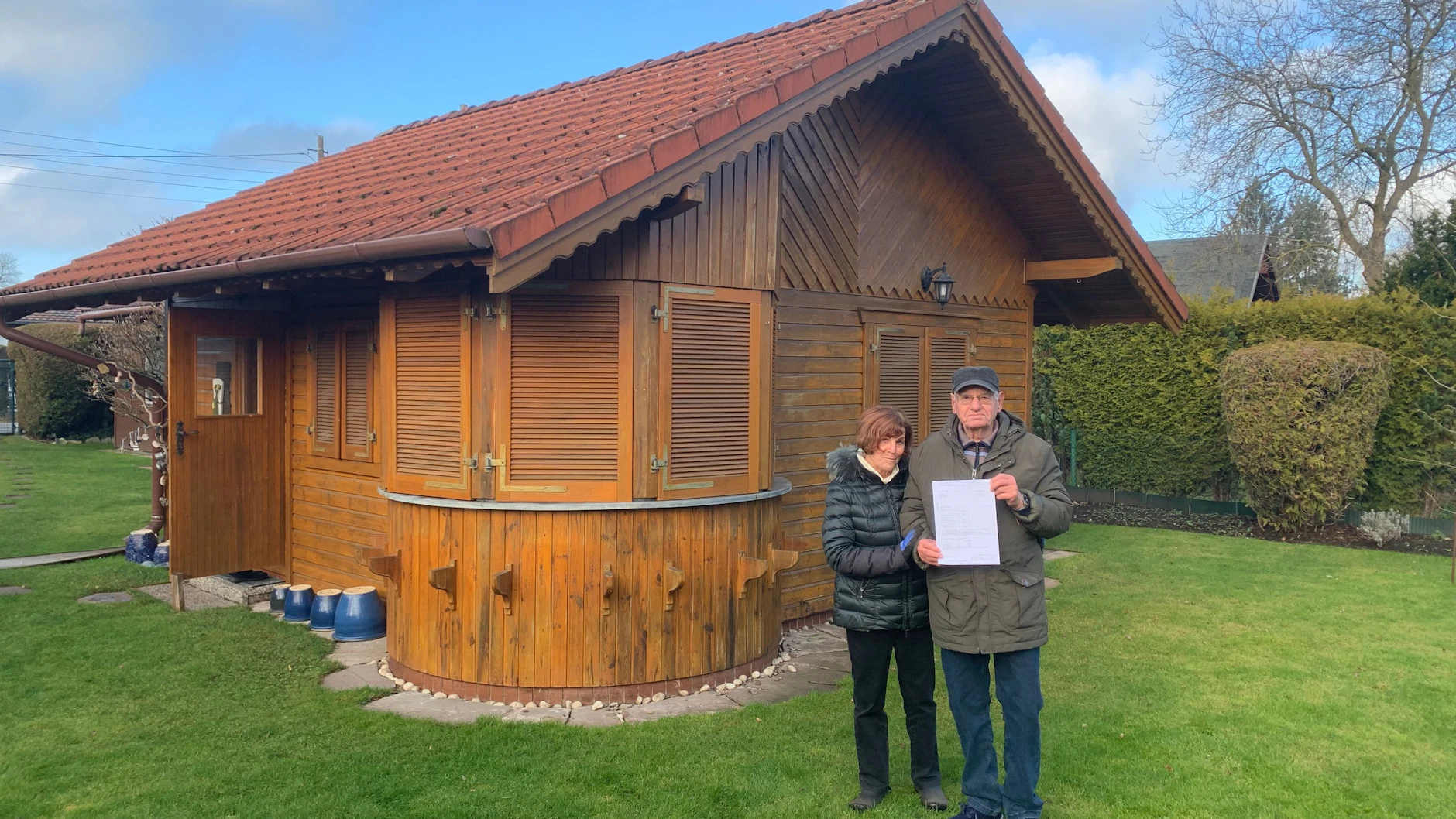 Vor ihrem Wochenendhäuschen: Die Rentner Kristina (81) und Achim Girke (83) müssen künftig 956 Euro statt 80 Euro im Jahr zahlen.