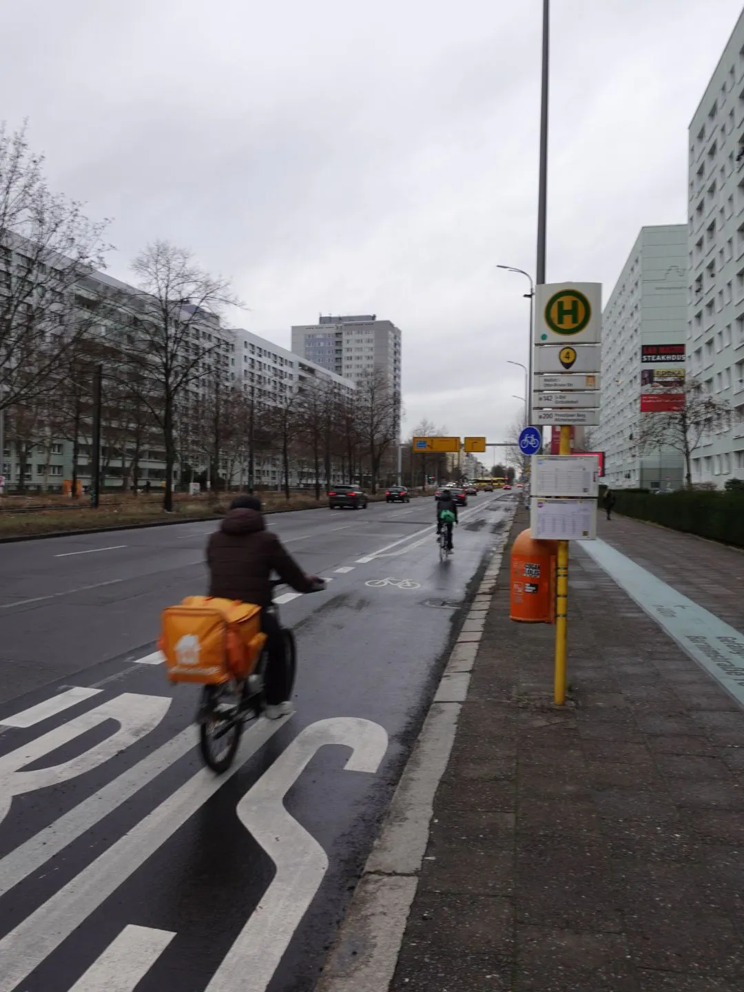 An der Haltestelle wird die Radspur wieder zur Busspur.