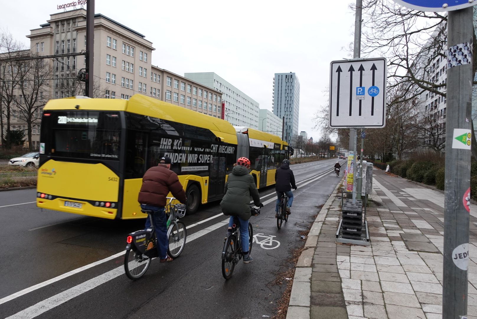 Otto-Braun-Straße in Berlins Mitte: Busspur weg für Radfahrer