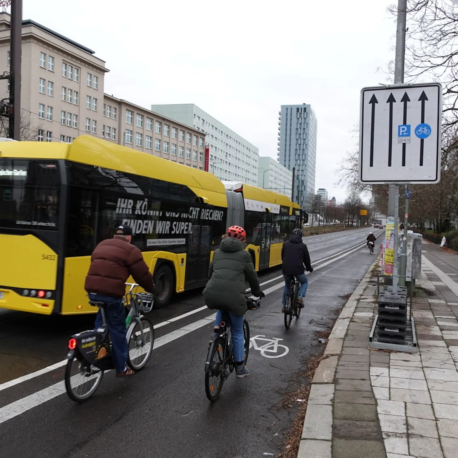 Otto-Braun-Straße in Berlins Mitte: Busspur weg für Radfahrer