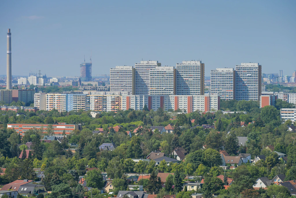 Im Vordergrund Einfamilienhäuser, im Hintergrund die Hochhäuser von Marzahn: Auch hier steigen für viele Immobilien die Grundsteuern. 