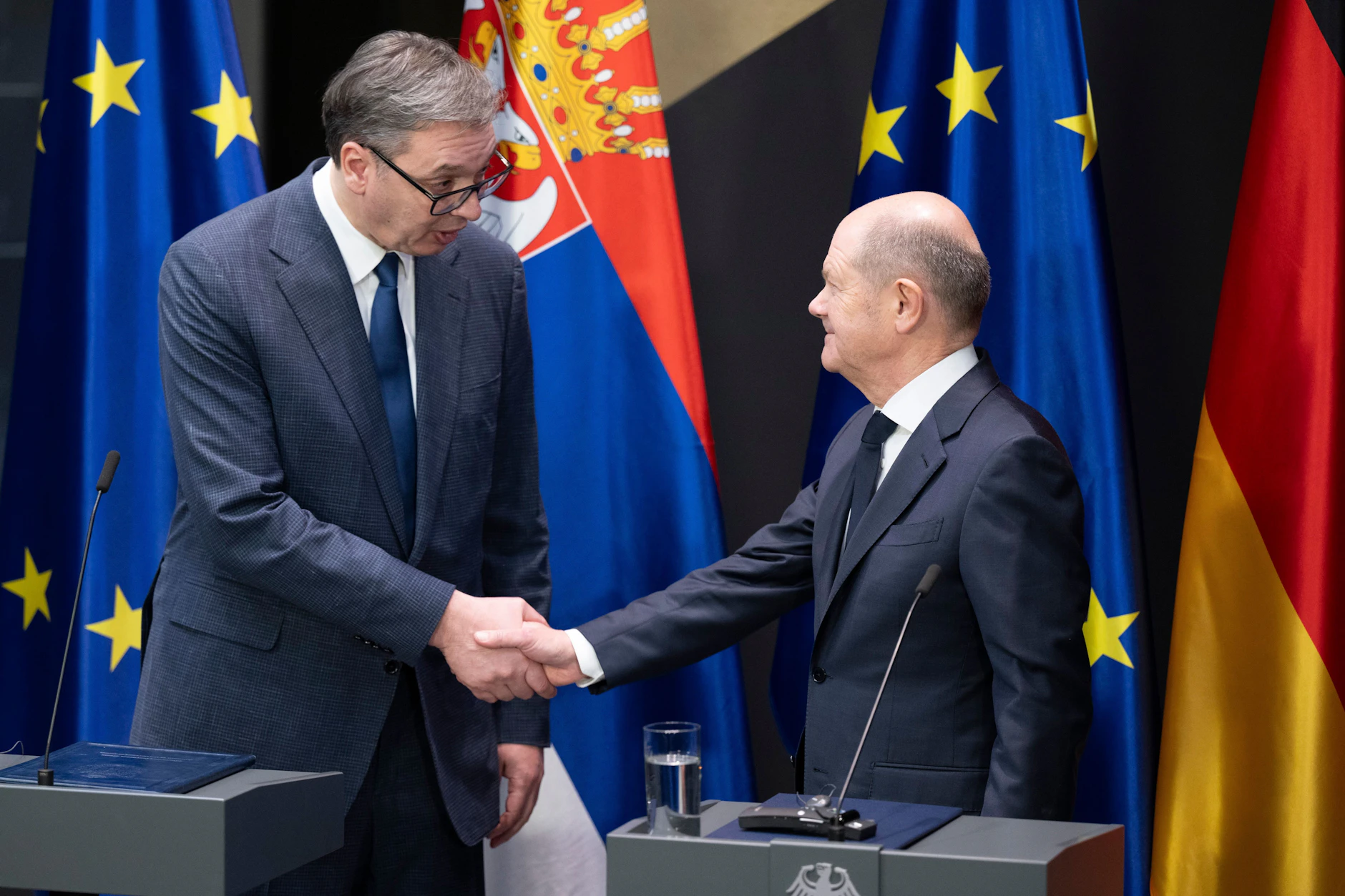 Bundeskanzler Olaf Scholz (r.) mit Aleksandar Vučić, Präsident von Serbien, beim Gipfel „für kritische Rohstoffe“