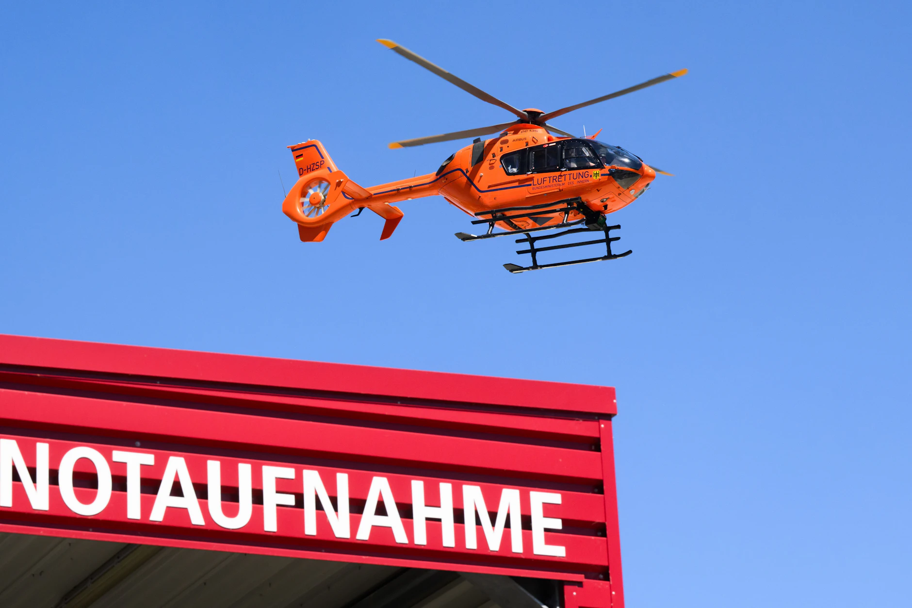 Ein Rettungshubschrauber kreist über der Notaufnahme eines Krankenhauses. Ist das Gesundheitswesen selbst zum Notfall geworden?
