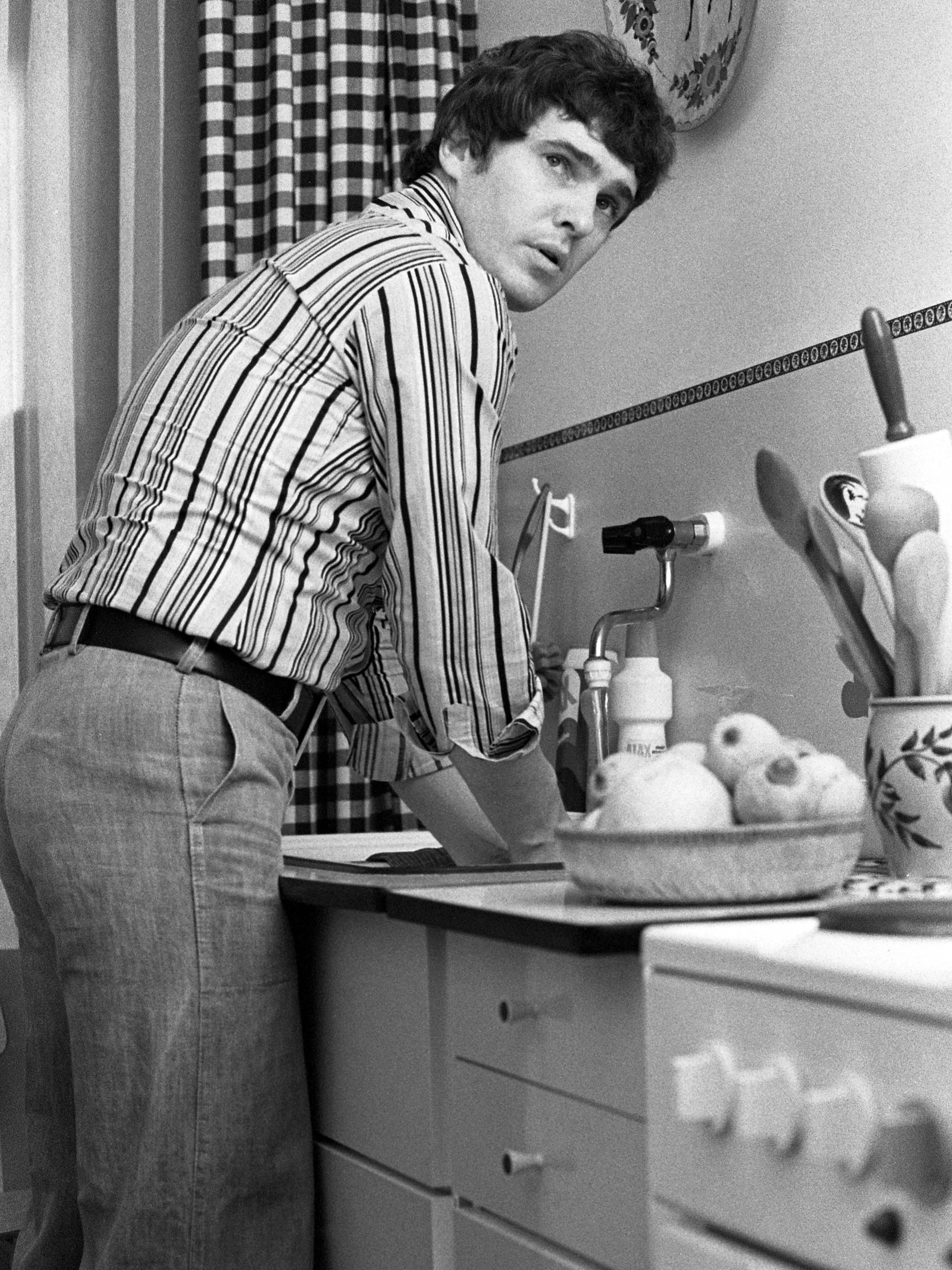 Im Jahre 1983: Frank Schöbel beim Abwaschen in der Küche seiner Plattenbauwohnung in Berlin-Köpenick. 