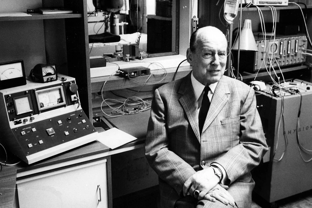 Im Jahre 1979: Prof. Dr. Manfred von Ardenne in seinem Institut am Weißen Hirsch in Dresden.