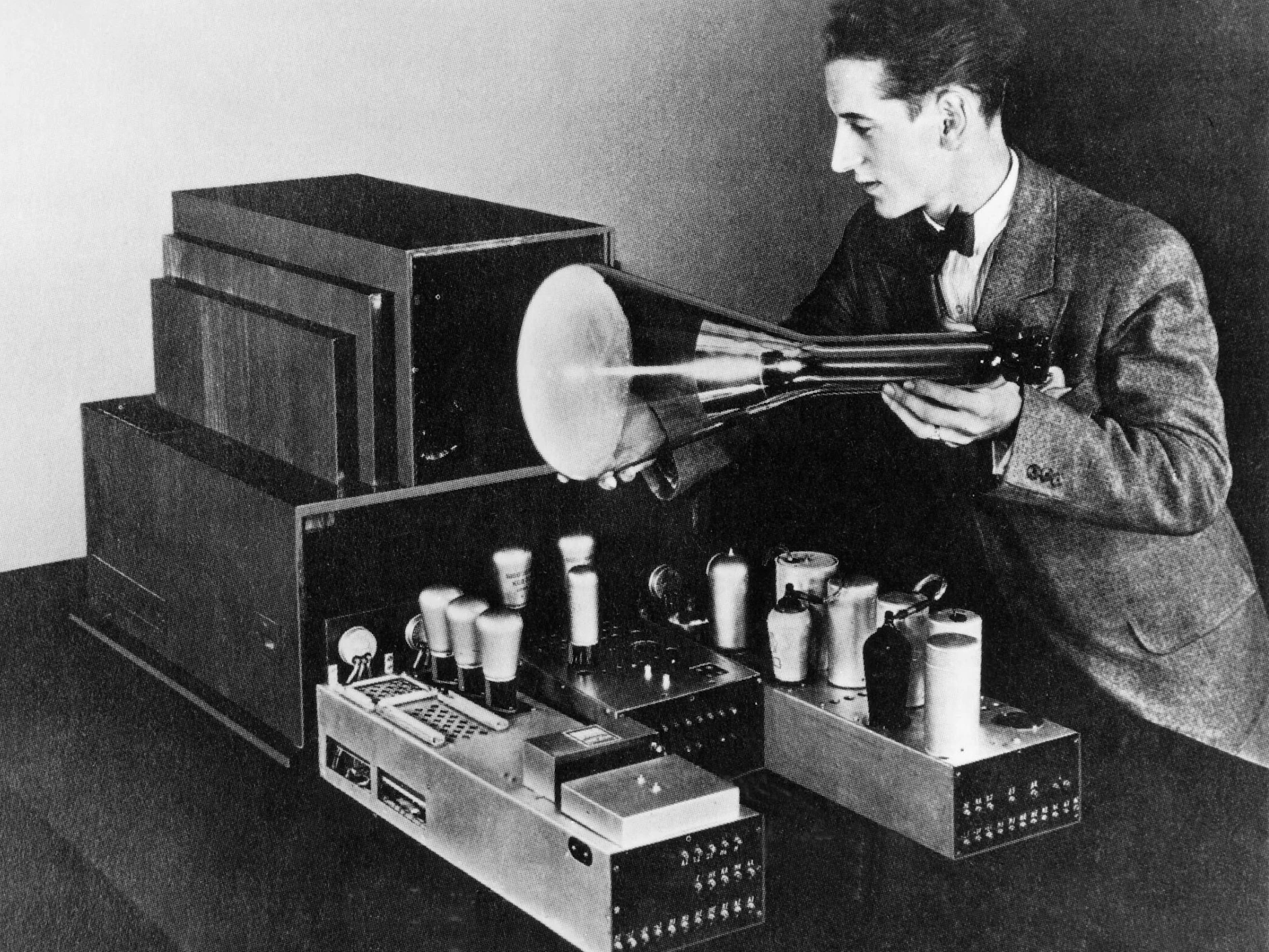 Anfang der 30er Jahre gelingt Manfred Baron von Ardenne die weltweite erste elektronische Fernsehübertragung.