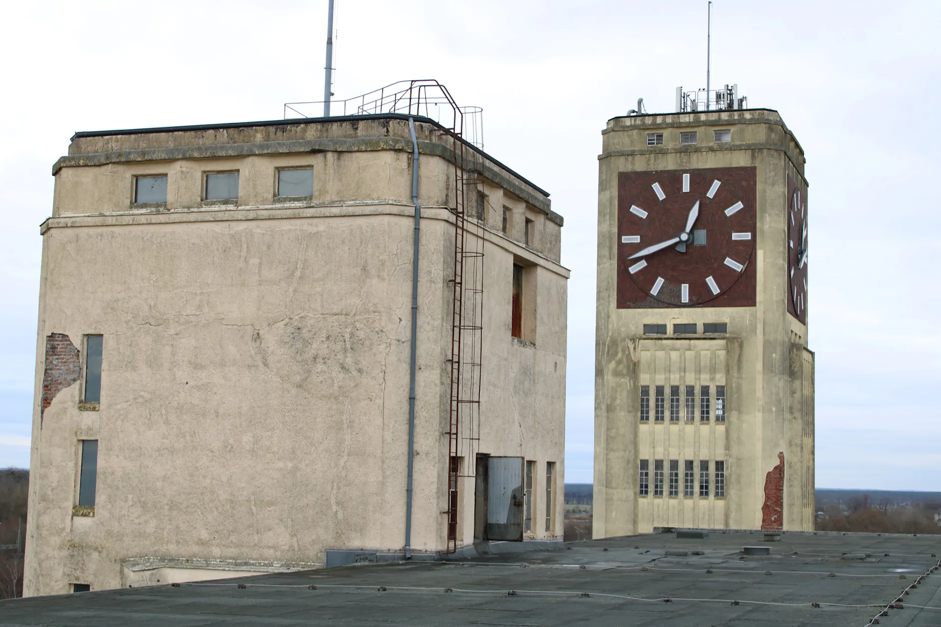 Blick auf den Uhrenturm des ehemaligen Veritas-Nähmaschinenwerks in Wittenberge im Landkreis Prignitz. Der Turm wurde 1928/29 erbaut und gilt heute als eines der Wahrzeichen der Elbestadt.
