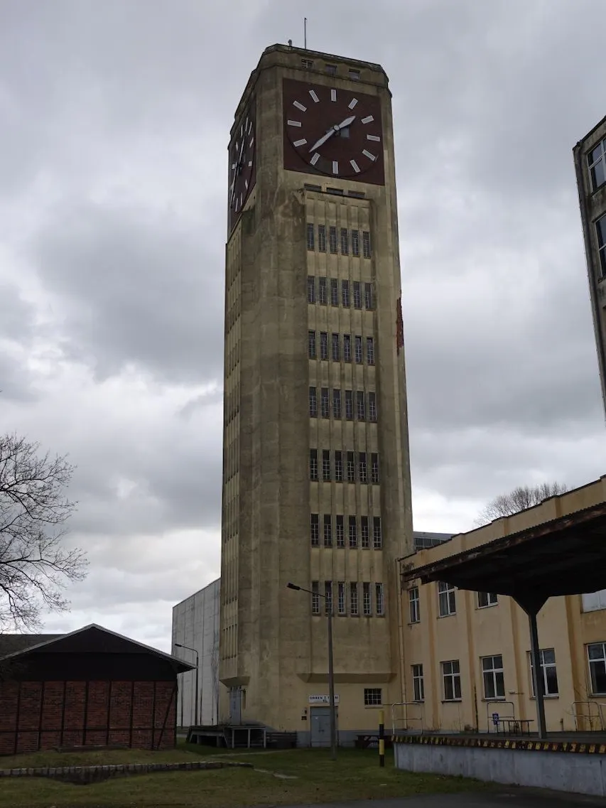 Der 49,40 Meter hohe Turm ist verwittert, dunkel angelaufen, Putz blättert ab. Die Uhr selbst funktioniert noch.