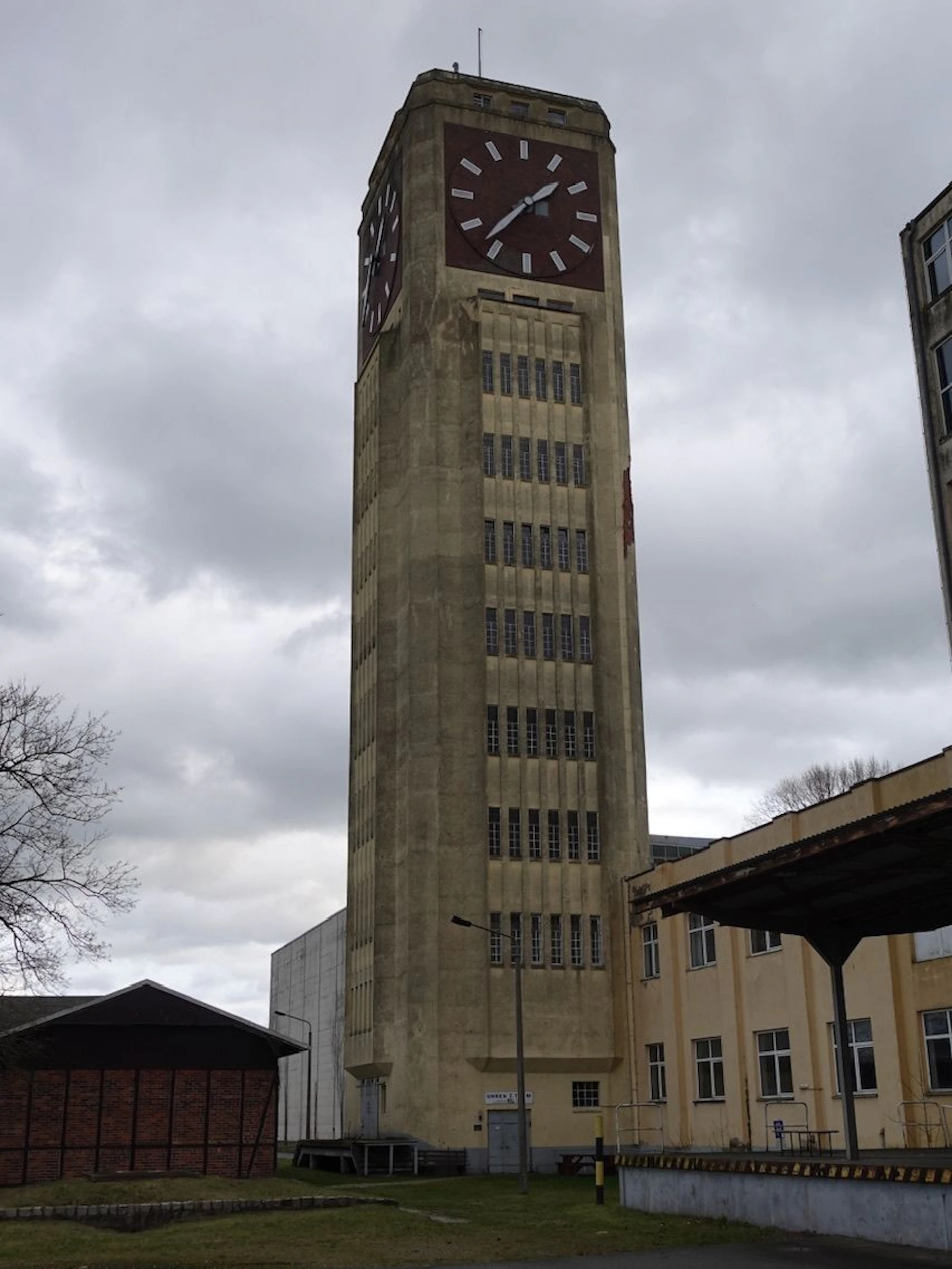 Der 49,40 Meter hohe Turm ist verwittert, dunkel angelaufen, Putz blättert ab. Die Uhr selbst funktioniert noch.