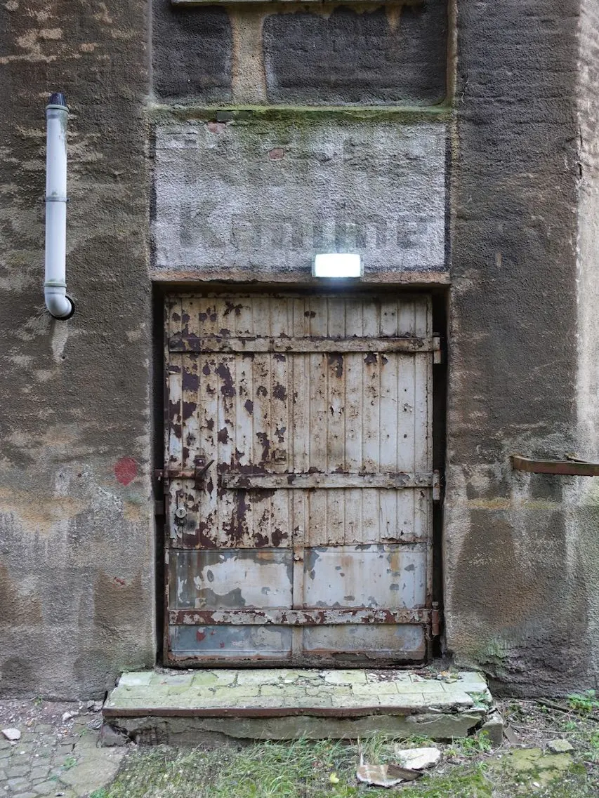 Die verwitterte Schrift zeigt, dass es hier früher einen Zugang zur Kantine gab.