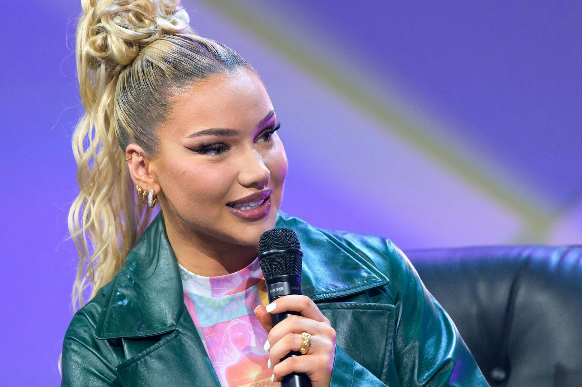 Rapperin Shirin David hat ihren Körper in etlichen Schönheits-OPs aufhübschen lassen. Jetzt wurden Schüsse auf ihr Berliner Büro abgefeuert.