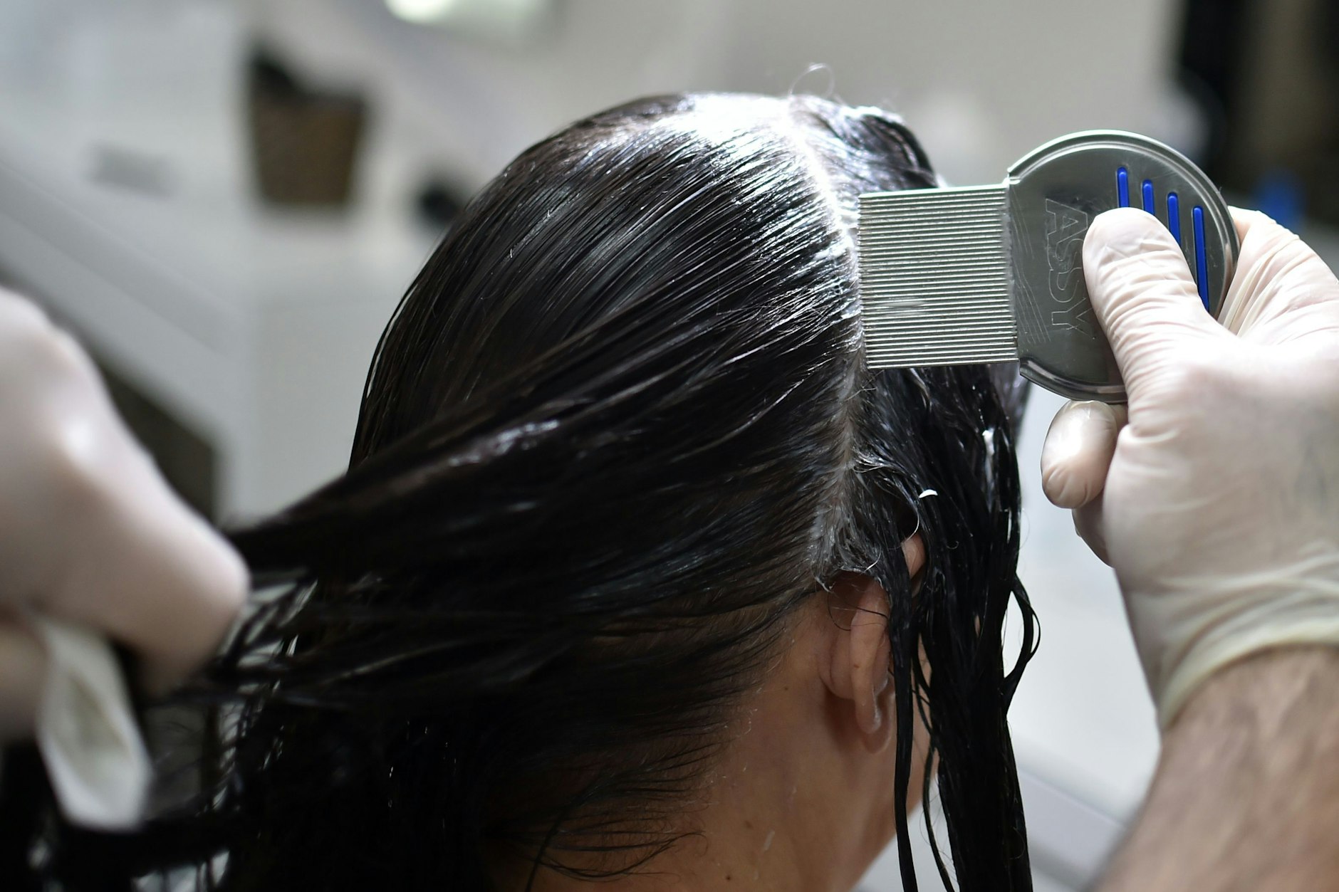 Weil Läuse im trockenen Haar schnell übersehen werden, ist das Auskämmen im nassen Zustand ratsam.