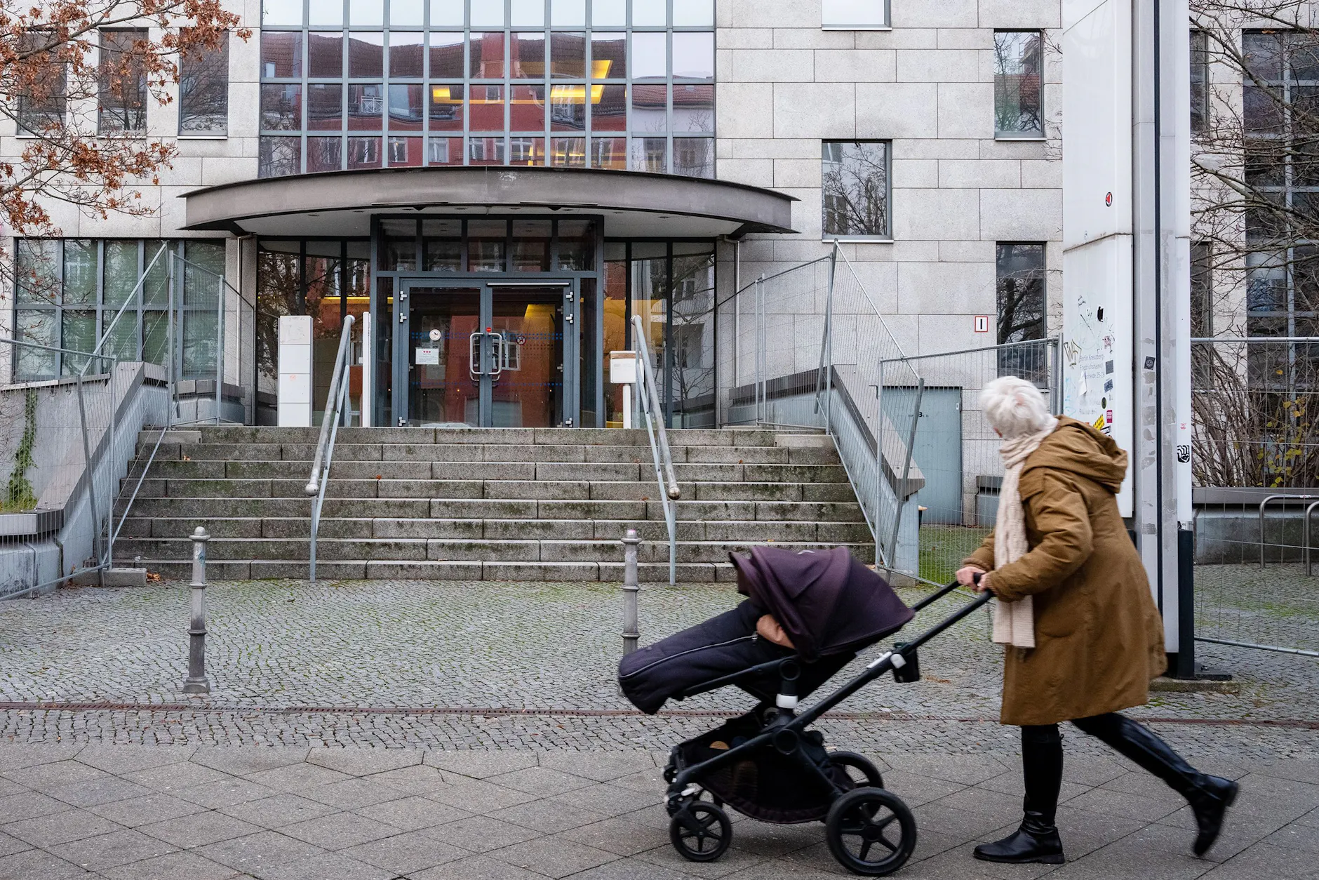 Der zehngeschossige Bürokomplex zwischen Hermannplatz und Südstern in Kreuzberg wird gegenwärtig zur Geflüchtetenunterkunft umgebaut. Im Herbst nächsten Jahres sollen die Bauarbeiten beendet sein.