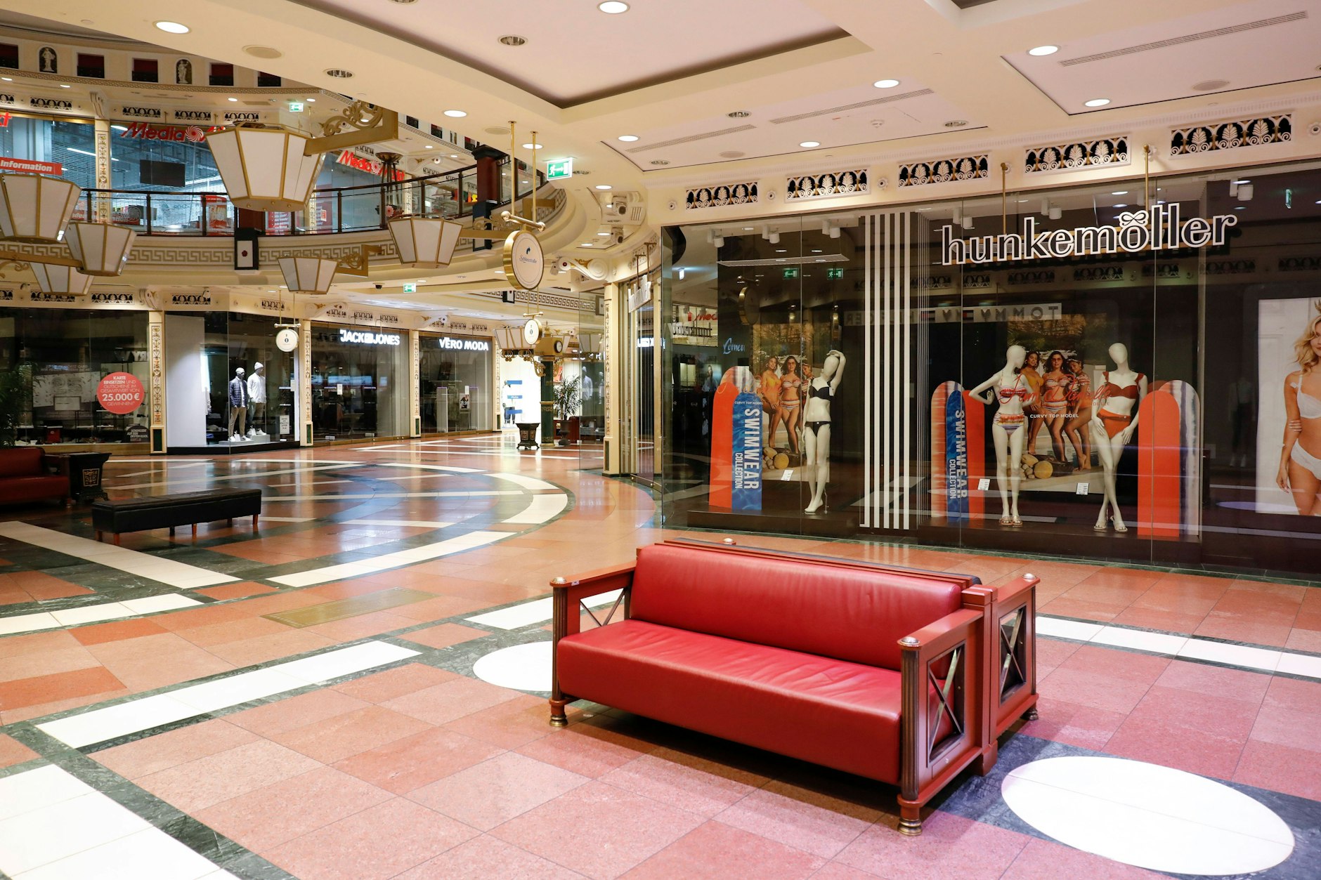 Ruhebank im Versace-Look: Die Mall „Das Schloss“ eröffnete 2006. Leider sieht man ihr das an.