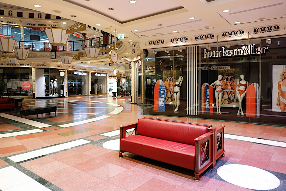 Ruhebank im Versace-Look: Die Mall „Das Schloss“ eröffnete 2006. Leider sieht man ihr das an.