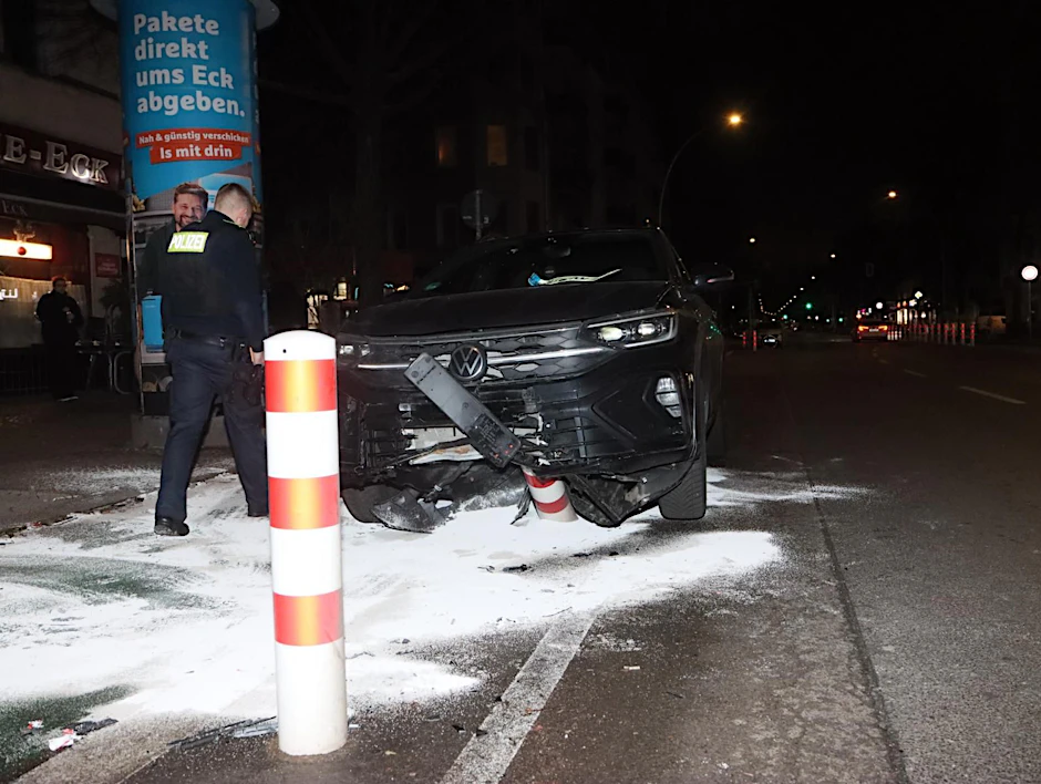 Unfall in Neukölln: Frau kracht mit SUV gegen massive Straßenpoller