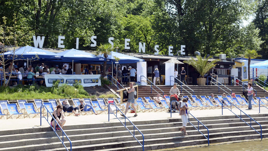 Auch gewerbliche Nutzer trifft die Grundsteuer-Keule: Der Pächter vom Strandbad am Weißen See muss statt 770,31 Euro künftig 36.946,93 Euro zahlen. Folge: Die Eintrittspreise steigen.