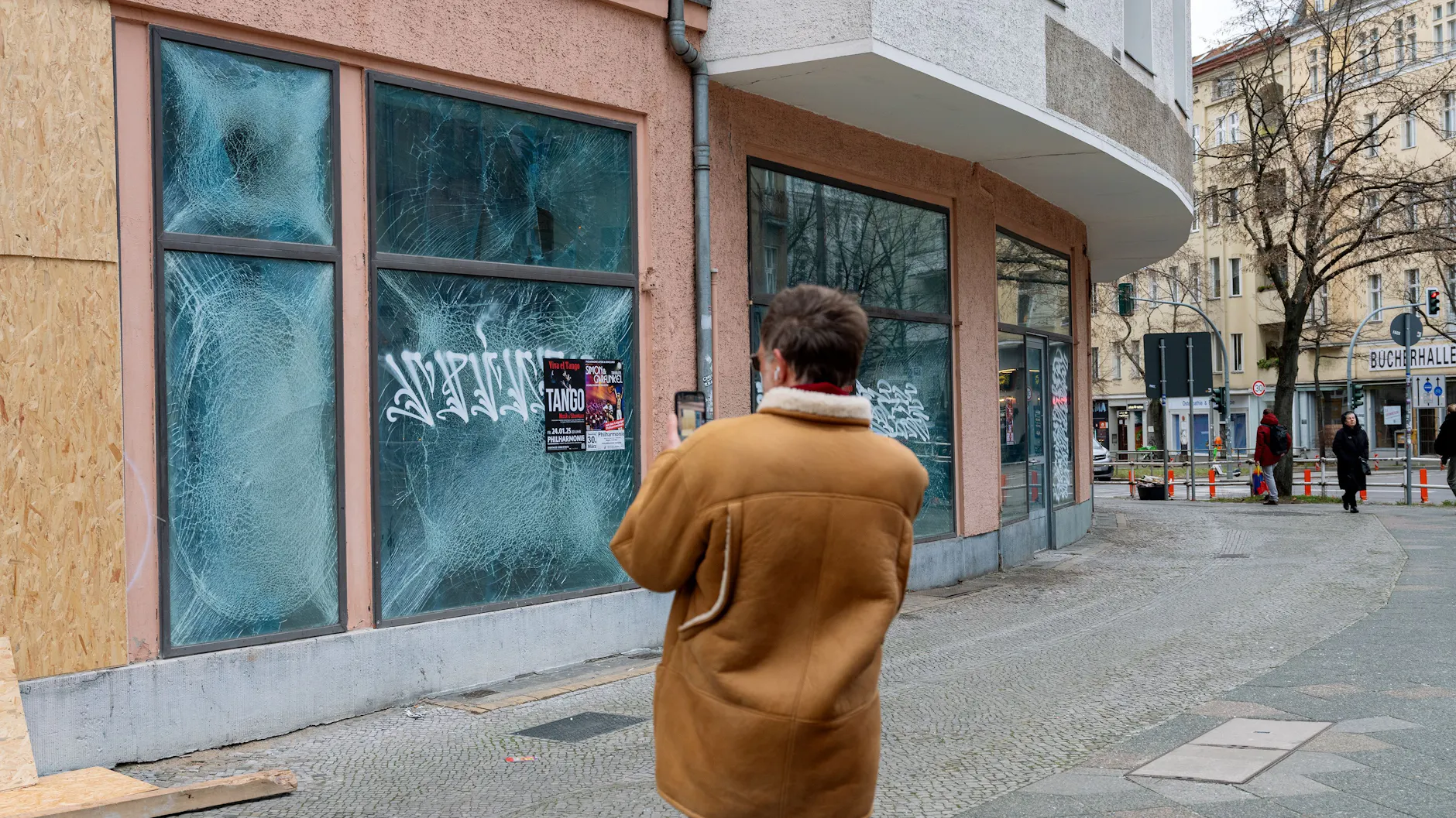 Schaufensterscheiben zersplitterten, 36 Wohnungen wurden entglast: Durch die Druckwelle einer Kugelbombe wurde die Fassade eines Wohnhauses in Berlin-Schöneberg schwer beschädigt.