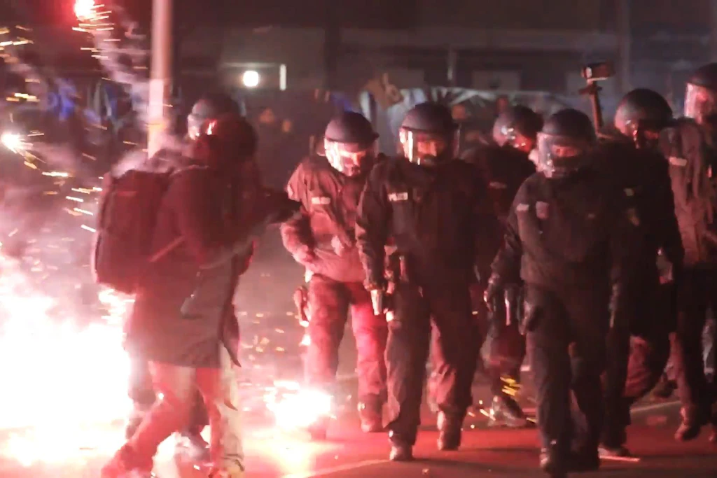 Einsatzkräfte der Polizei werden in der Silvesternacht in Berlin-Neukölln mit Raketen und Böllern beschossen.