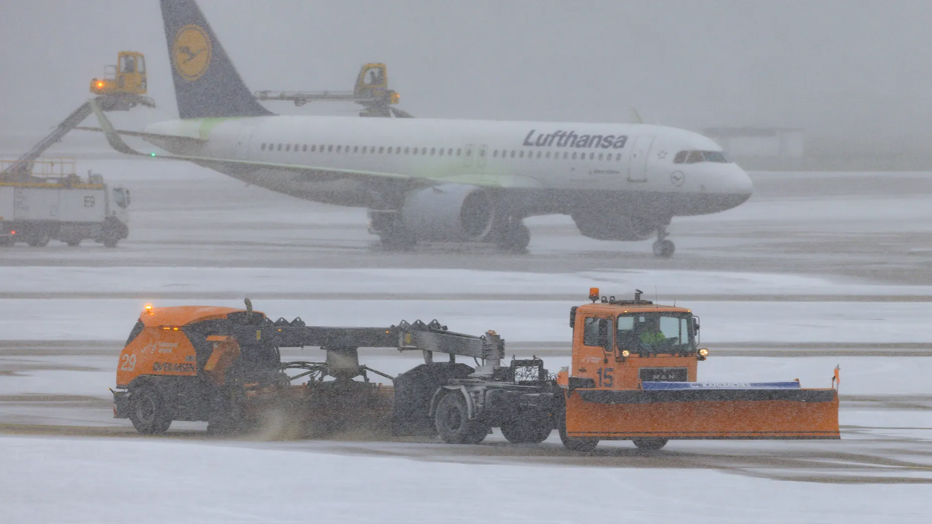 Räumfahrzeuge auf dem Rollfeld, die Flugzeuge müssen enteist werden. Auch auf dem Flughafen Hannover kommt es zu Verzögerungen. Die LH 2087 nach München startet erst um 14.15 Uhr mit 35-minütiger Verspätung.