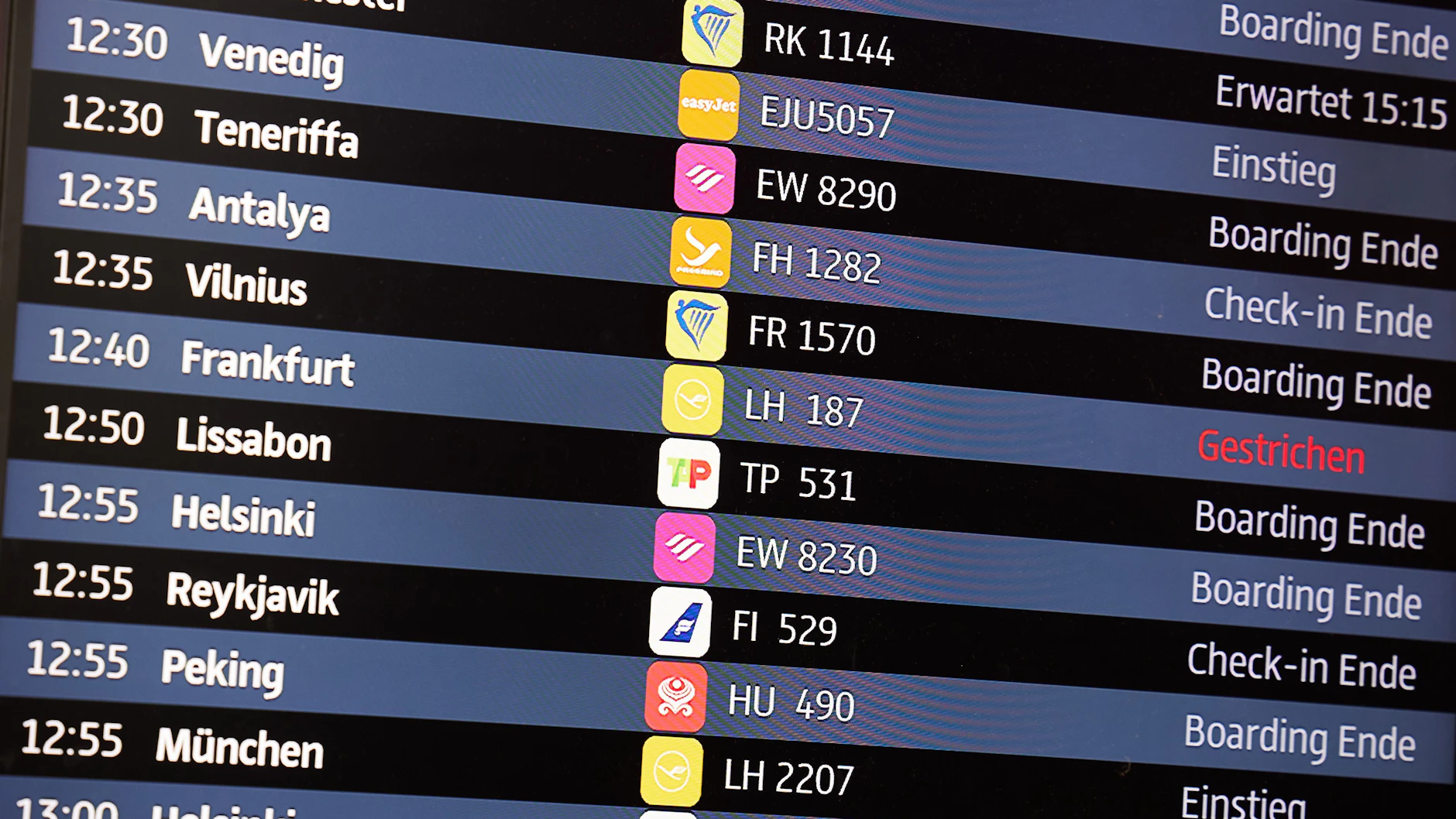 Am Flughafen BER wird auf einem Bildschirm angezeigt, dass ein Lufthansa-Flug nach Frankfurt gestrichen wurde. Schnee und Eisregen sorgen an deutschen Flughäfen dafür, dass zahlreiche Flieger nicht starten können. 