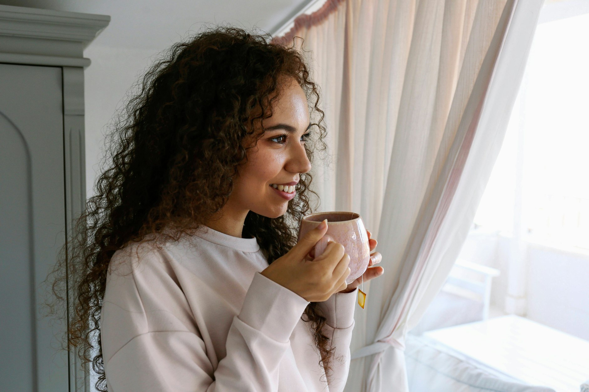 Ein Moment für sich und Gedanken, die langsam klarer werden – genau so fühlt sich diese intensive Horoskop-Woche an.