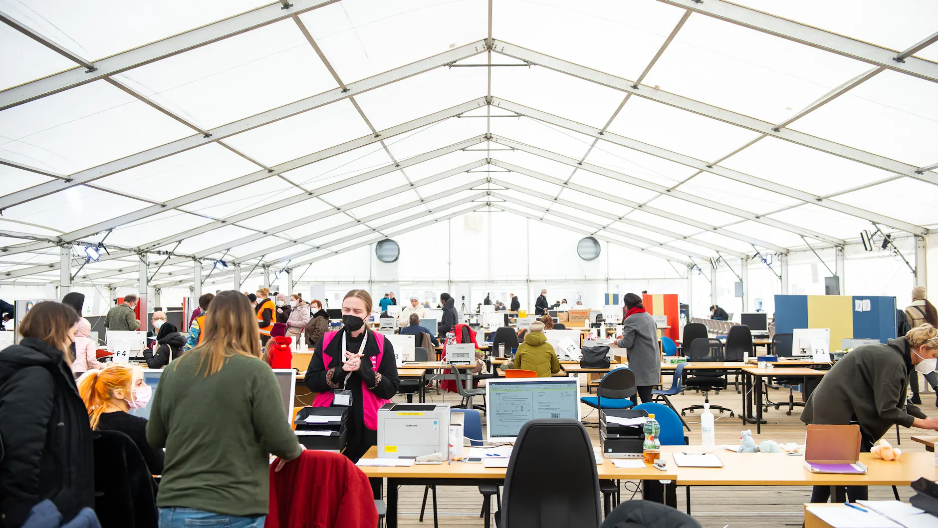 Der Betriebsrat DRK-Zentrum fragt in seinem offenen Brief, warum in Tegel Hallen zum Einsatz kämen, „die nicht für diesen langfristigen Gebrauch für die Unterbringung von Menschen“ geeignet seien.