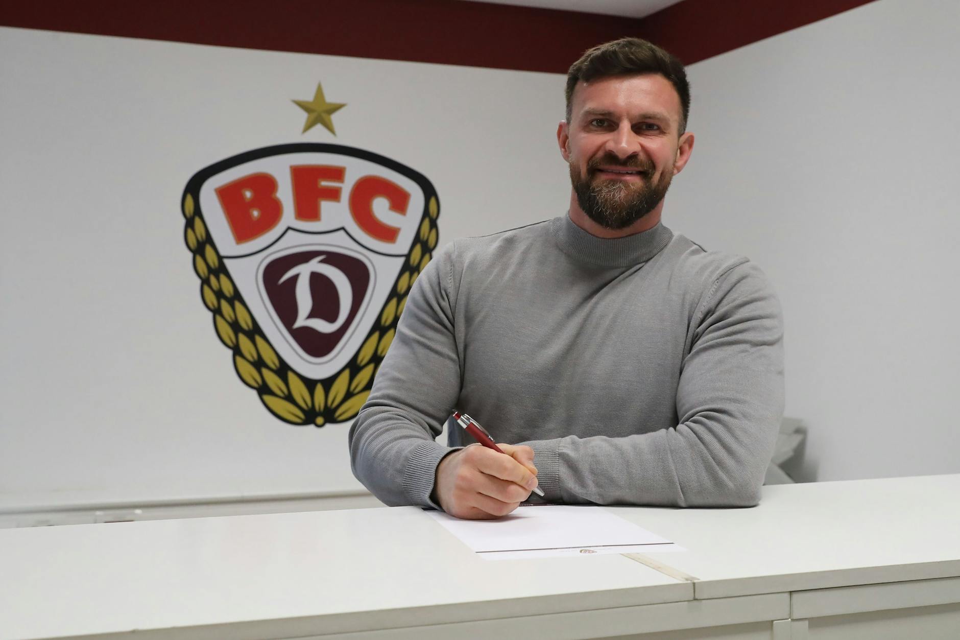 Unterschrift zum Arbeitsbeginn im neuen Jahr: Enis Alushi ist der neue Geschäftsführer Sport beim Fußball-Regionalligisten BFC Dynamo.